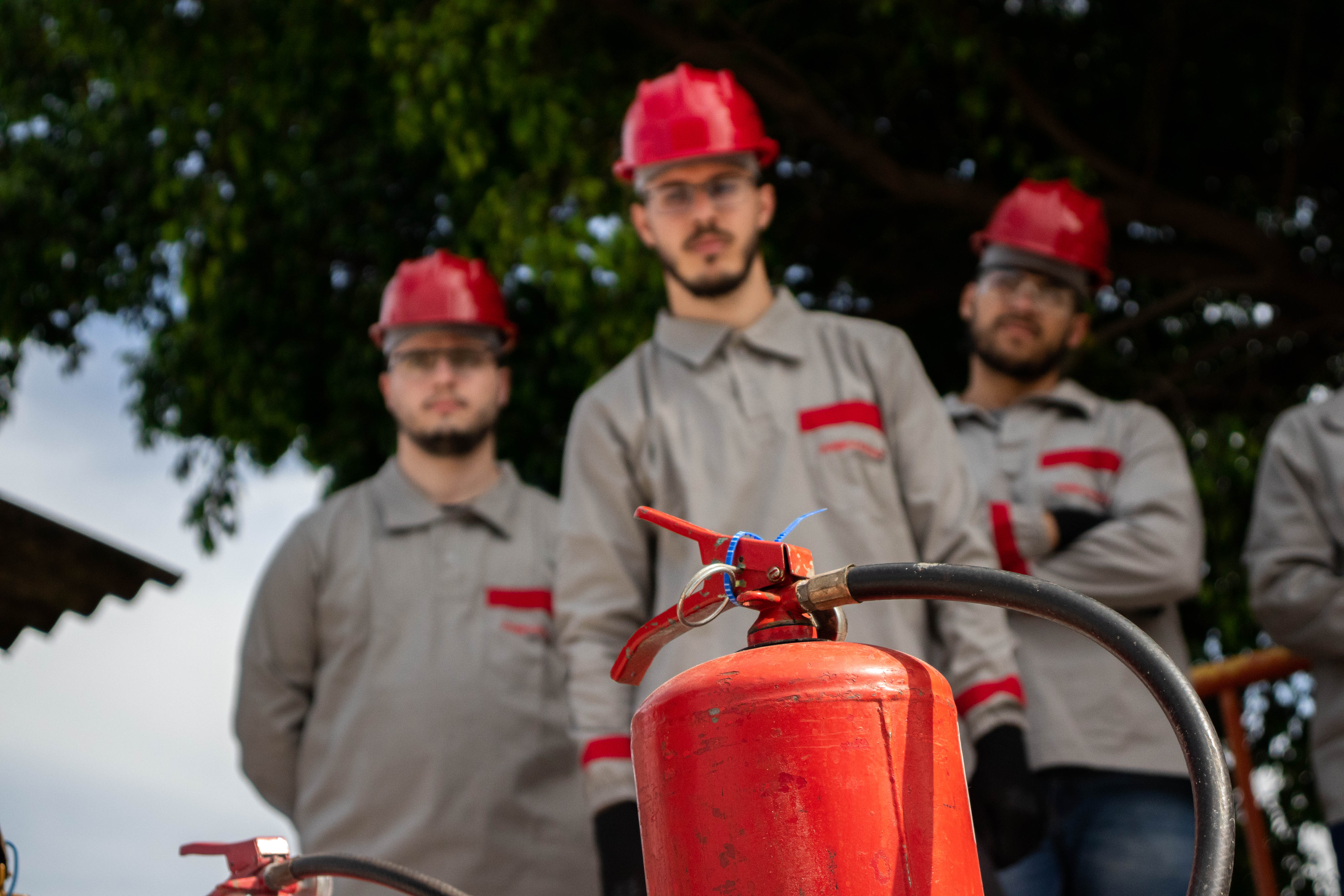 <p>Quando se trata da segurança em ambientes residenciais, comerciais e industriais, a manutenção preventiva de extintores é uma prática crucial muitas vezes negligenciada. Em caso de incêndio, esses dispositivos desempenham um papel vital na contenção das chamas e na proteção das vidas e propriedades. No entanto, contar apenas com a […]</p>
