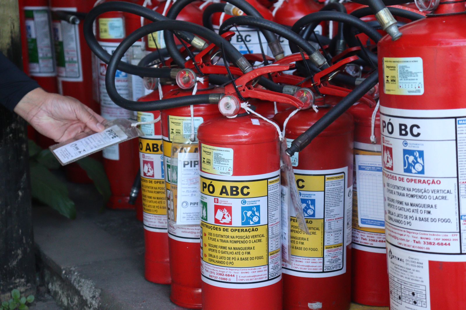 <p>Quando se trata de proteger vidas e propriedades, a escolha do extintor de incêndio correto desempenha um papel crucial. Cada incêndio é único, e diferentes tipos de extintores são projetados para combater incêndios específicos. Neste guia completo, vamos explorar os diversos tipos de extintores disponíveis, discutir suas aplicações e fornecer […]</p>
